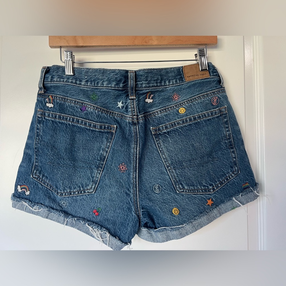 American Eagle (AE) Denim Embroidered '90s Boyfriend Short Sz 6 100% Cotton - Picture 2 of 5